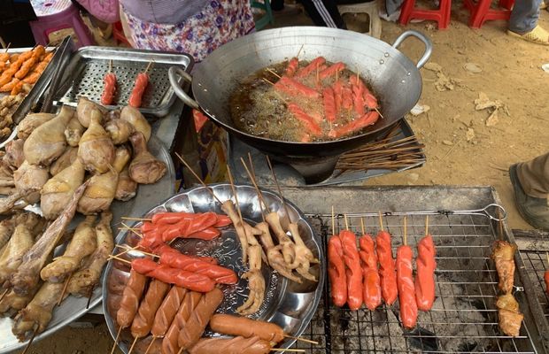 Can Cau Market's food stalls